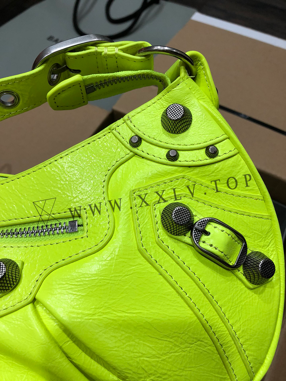 Women’s Le Cagole Large Shoulder Bag in Yelllow - Image 4