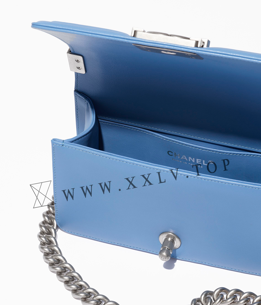 Small BOY CHANEL Handbag - Image 3