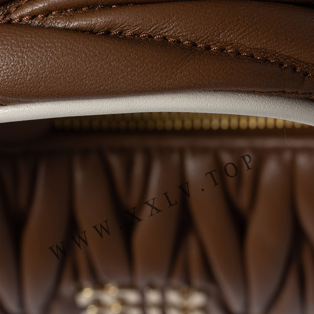 Wander matelassé nappa leather bag - Image 4